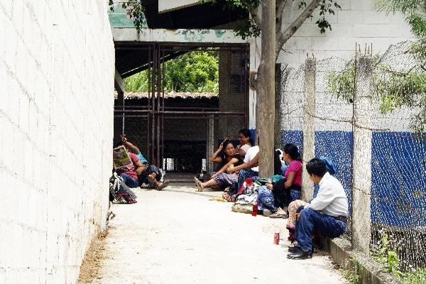 maestros de escuela de  Nimacabaj no  pueden entrar.