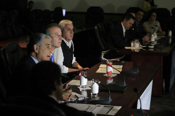 El presidente Otto Pérez junto al ministro de Economía Sergio de la Torre y de Trabajo Carlos Contreras, encabezan conferencia de prensa en la Casa Presidencial. (Foto Prensa Libre: Edwin Bercian)