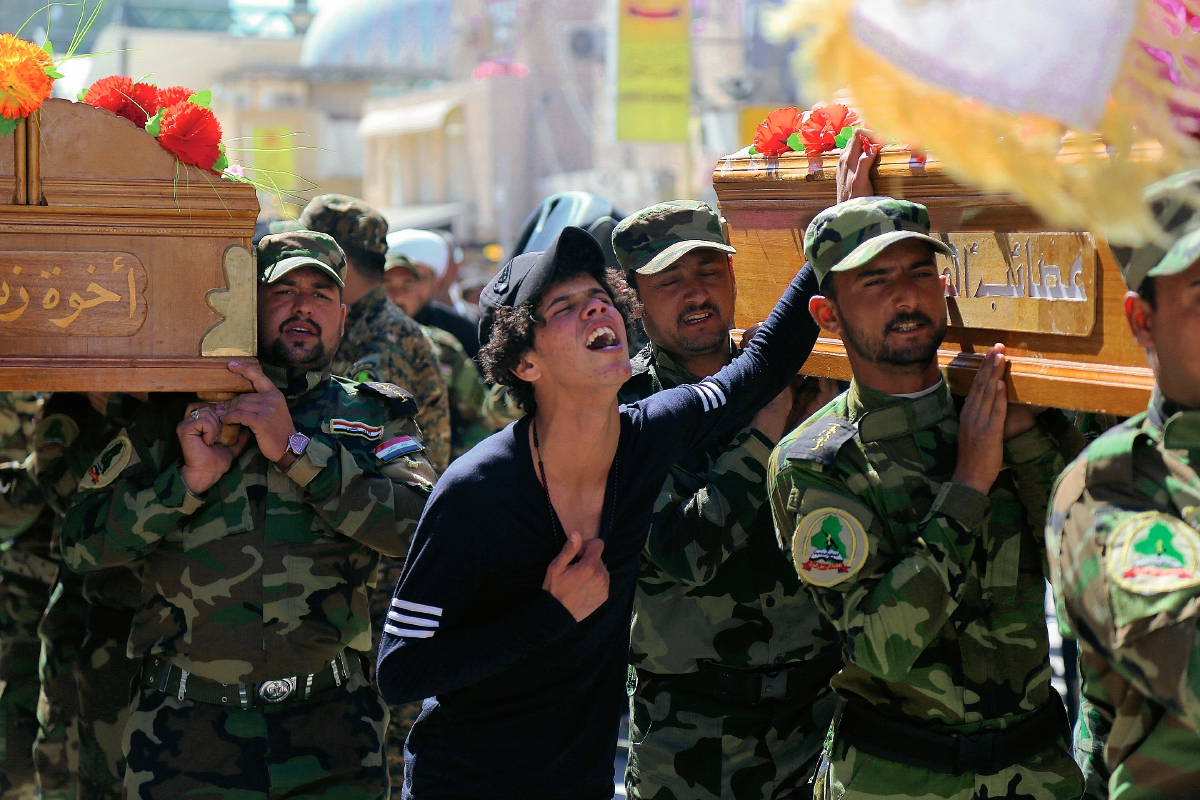 Iraquíes gritan consignas en contra del Estado Islámico, durante el funeral de tres chiíes, asesinados en Tikrit. (Foto Prensa Libre: AP).