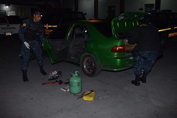 Investigadores inspeccionan uno de los dos vehículos decomisados  en la ruta entre Chimaltenango y San Martín Jilotepeque. (Foto Prensa Libre: José Rosales) <br _mce_bogus="1"/>