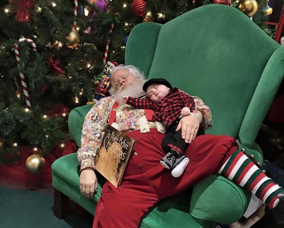 La imagen del pequeño durmiendo junto a Santa Claus se volvió viral en internet. (Foto Prensa Libre: AP).