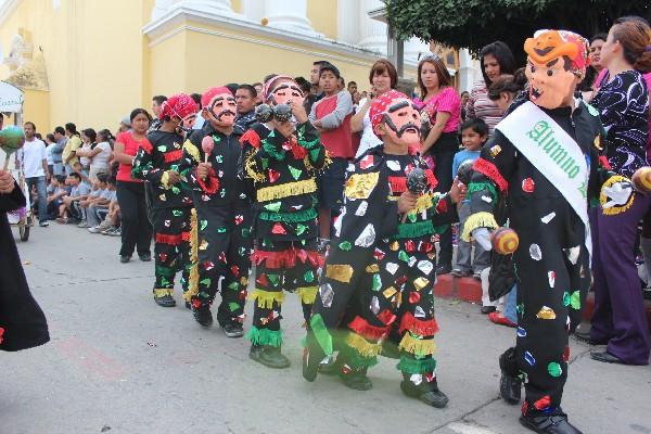 Niños de primaria utilizan disfraces en desfile, una de las actividades de las fiestas patrias.