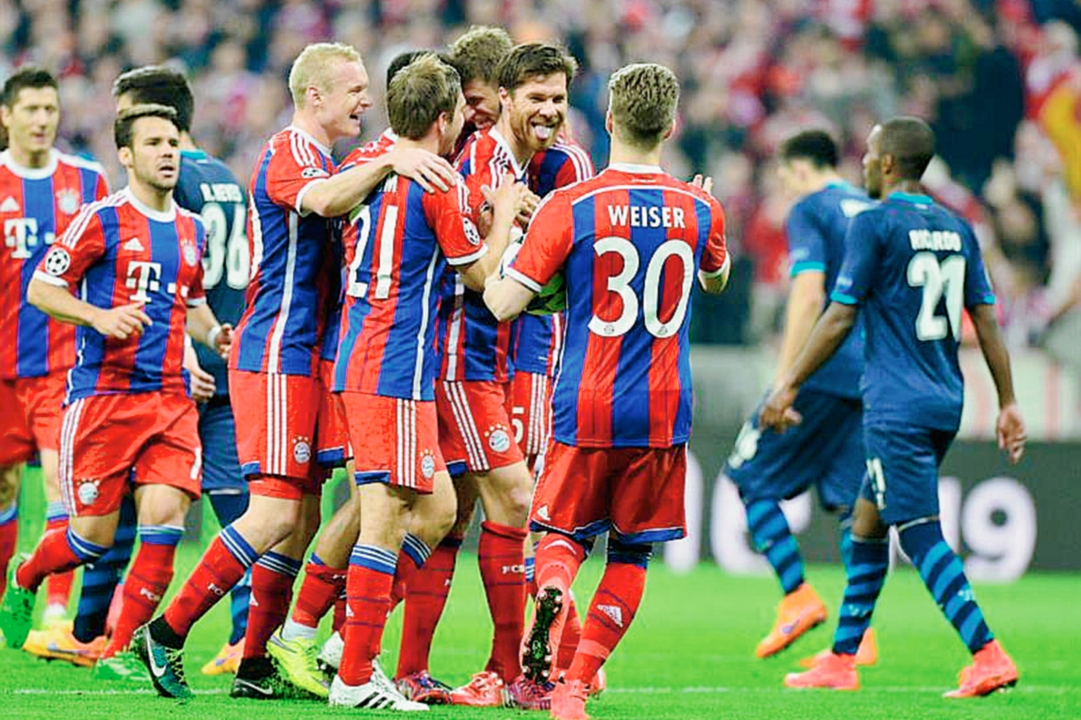 Los jugadores del Bayern Múnich festejaron a lo grande ante su afición. (Foto Prensa Libre: EFE).