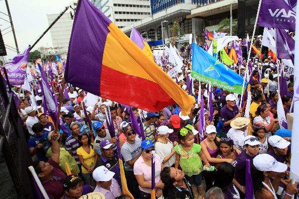 al menos  2.4 millones de panameños están convocados para votar el  próximo domingo. (Foto Prensa Libre: EFE)