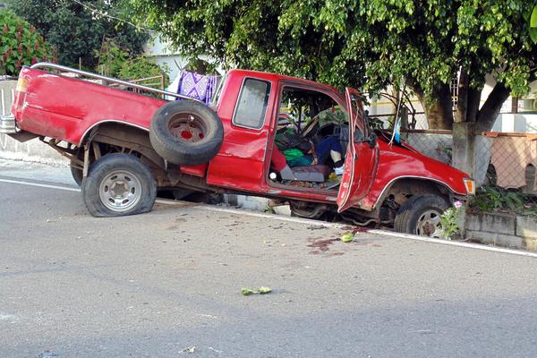 El accidente que deja a un hombre ocurrió en la aldea Los Amates, Jalapa. (Foto Prensa Libre: HUGO OLIVA)<br _mce_bogus="1"/>