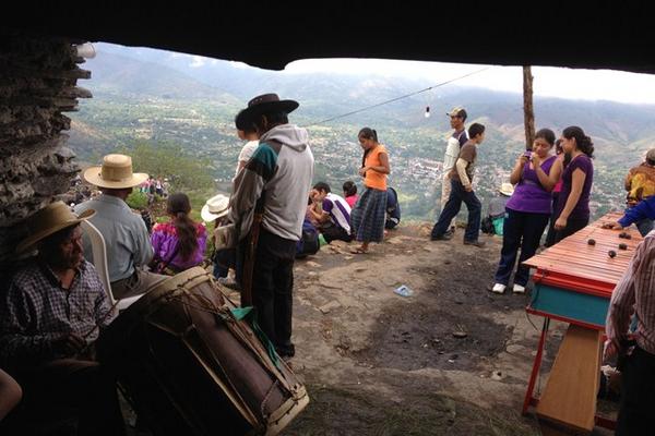 Católicos se reunen y celebran la ascensiónde Jesus en Rabinal, Baja Verapaz. (Foto Prensa Libre: Carlos Grave)