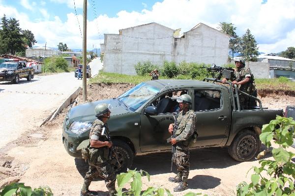 Autoridades,  en uno de los  cateos.