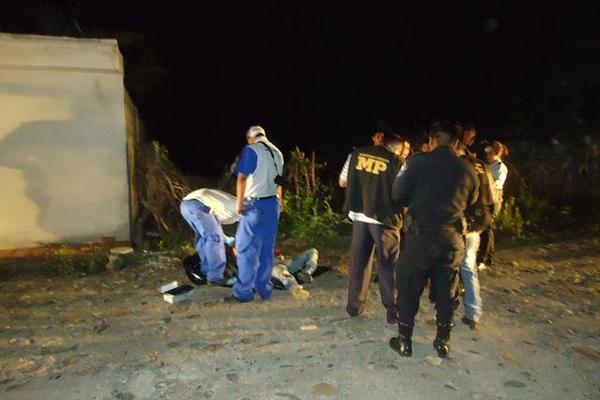 Investigadores trabajan en el lugar donde fue encontrado el cadáver de José Mauricio Súchite, en Chiquimula. (Foto Prensa Libre: Edwin Paxtor)