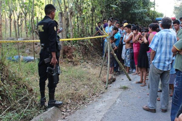 El cadáver fue encontrado en un terreno junto al camino de la aldea La Felicidad. (Foto Prensa Libre. Alexánder Coyoy)