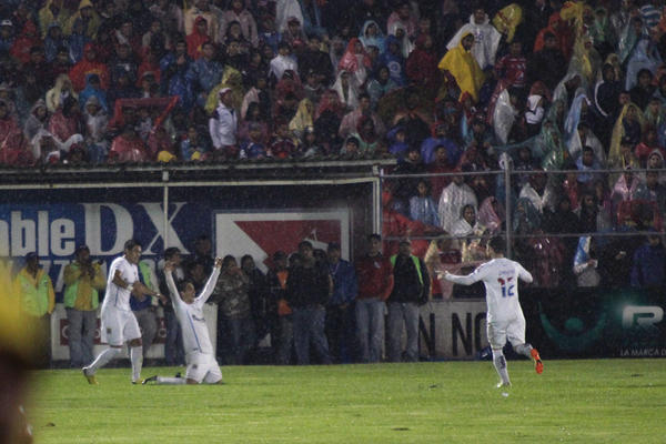 Leandro Fernández festeja junto con sus compañeros la anotación del triunfo de Comunicaciones. (Foto Prensa Libre: Carlos Ventura)