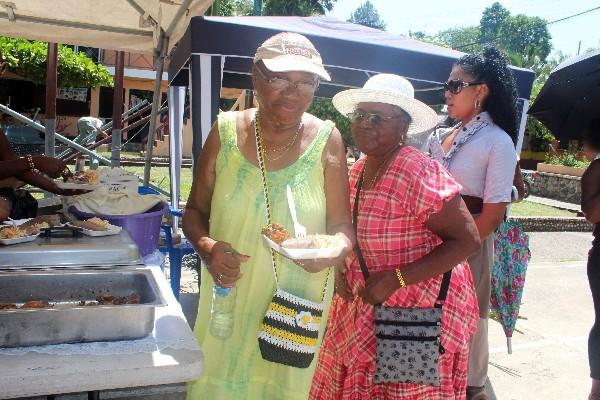 Participantes en la actividad degustan la  variedad de recetas garífunas.