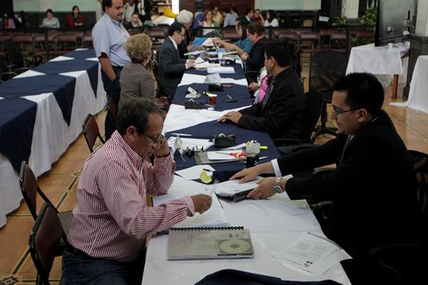 Abogados tramitan su inscripción en la postuladora para CSJ. (Foto Prensa Libre: Edwin Bercián)<br _mce_bogus="1"/>