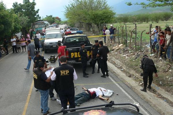 Pobladores observan el cadáver de un hombre que fue lanzado desde un vehículo en marcha en un sector de El Jícaro, El Progreso. (Foto Prensa Libre: Hugo Oliva)