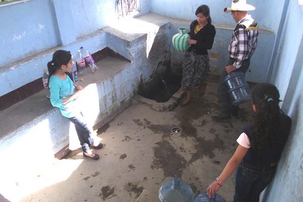 Debido a que la comuna no abastece a toda la población,  vecinos llegan por agua a Los Chorritos.m (Foto Prensa Libre: José Rosales)