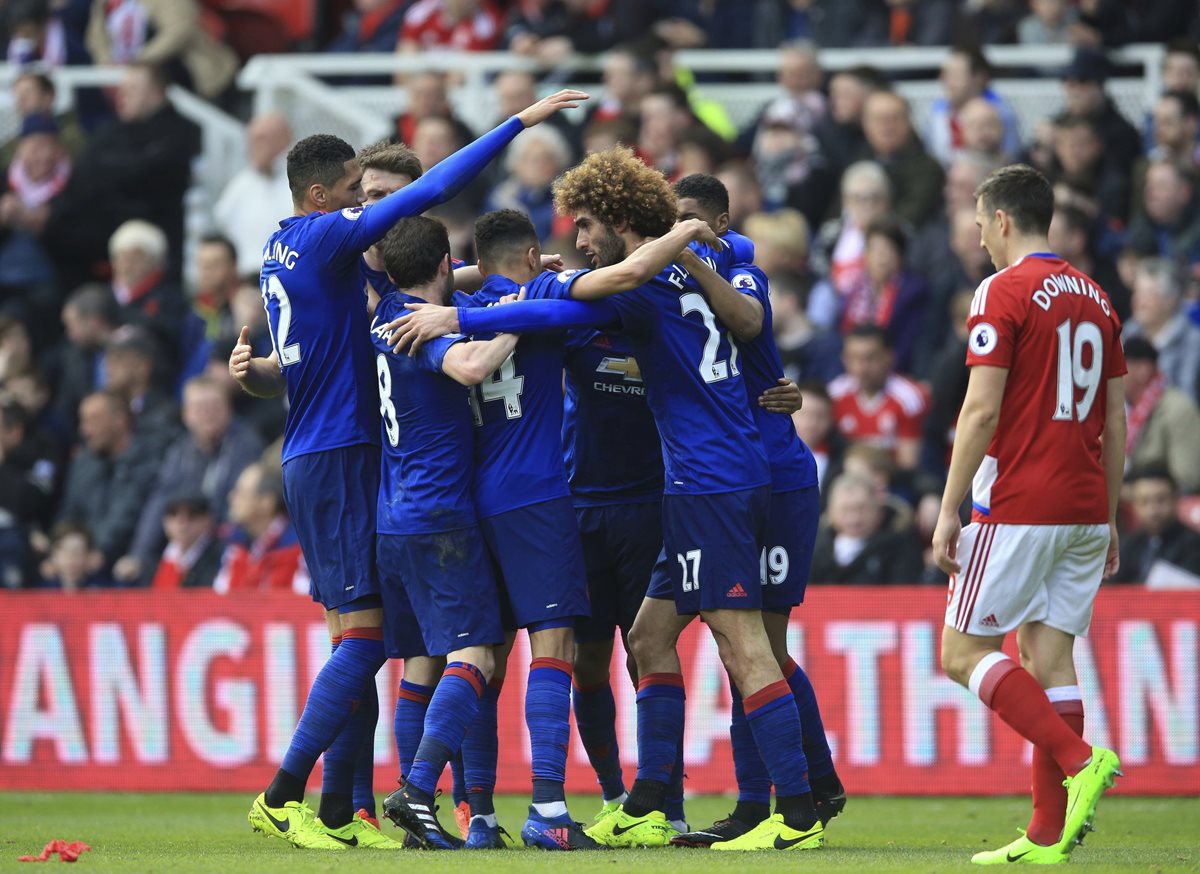 Marouane Fellaini festeja con sus compañeros luego de anotar su primer gol. (Foto Prensa Libre: AP)