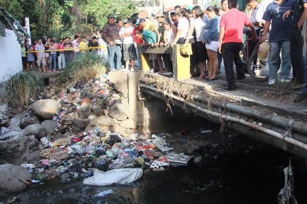 Vecinos observan   cadáver, en Escuintla.