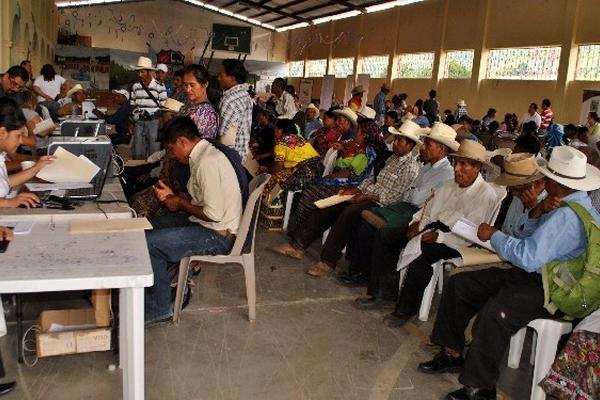 pobladores de Sacapulas, Quiché,  tramitan documentos de identidad durante jornada de reposición.