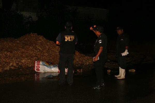 Investigadores de Cobán examinan el lugar donde  fue encontrado el cadáver de Miguel Caal. (Foto Prensa Libre: Ángel Tax).