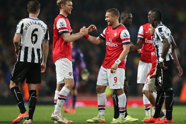 El Arsenal ganó con comodidad por 3-0 a un Newcastle y ascendió a la cuarta posición. (Foto Prensa Libre: AP)