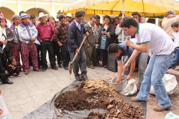 Técnicos de   la organización  Ceiba hacen una demostración de cómo se elabora  abono orgánico.