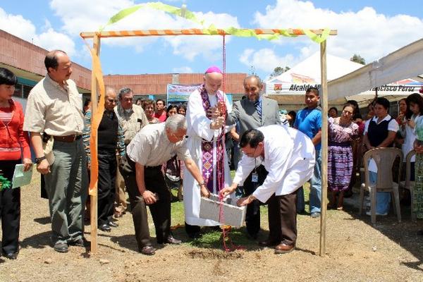 AUTORIDADES ponen la primera piedra.