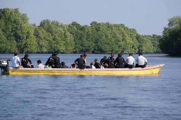 Autoridades se dirigen al sitio donde se presume procesaban droga, en Retalhuleu. (Foto Prensa Libre: Jorge Tizol) <br _mce_bogus="1"/>