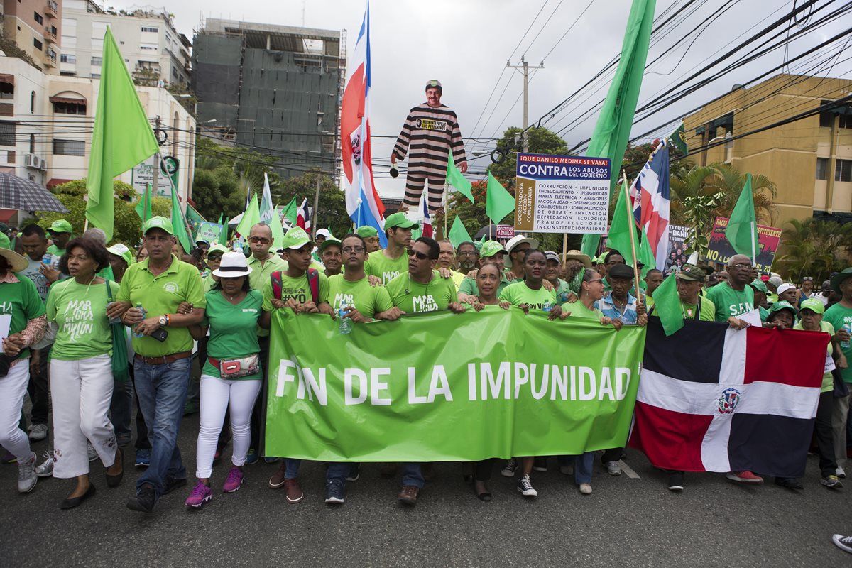 Miles de personas marcharon hoy en contra de la corrupción y la impunidad y para reclamar justicia en el caso de la brasileña Odebrecht, que confesó haber pagado 92 millones de dólares en sobornos para adjudicarse la construcción de obras en el país entre 2001 y 2014. (Foto Prensa Libre: EFE/Orlando Barría)