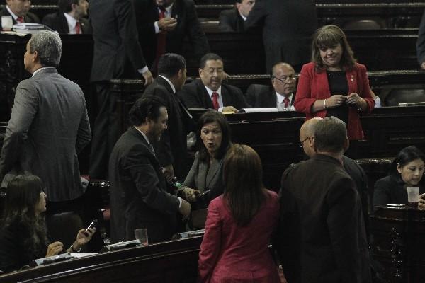 La ministra de Educación, Cynthia del Águila,   conversa con el diputado del Partido Patriota, Gudy Rivera,  en el hemiciclo, al suspenderse la interpelación.