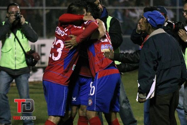 Luis Martínez festeja con sus compañeros el primer gol de Xelajú. (Foto Prensa Libre: Carlos Ventura)