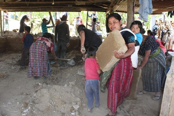 Una mujer remueve el pedazo de una pared destruida por el sismo (Foto prensa Libre: Ángel Julajuj)<br _mce_bogus="1"/>