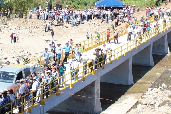 Puente representó una inversión de Q2.5 millones. (Foto Prensa Libre: OSWALDO CARDONA).