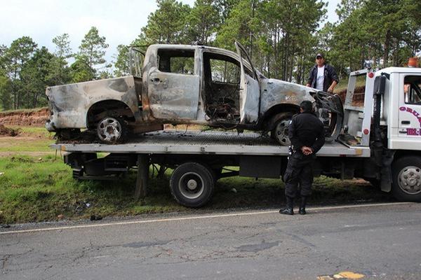 Un autopatrulla fue incendiado por pobladores en Estancia de la Virgen, San Carlos Sija, durante el ataque en el cual rescataron un camión con gasolina de contrabando.