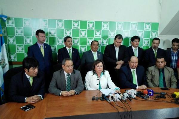 Sandra Torres -al centro- explica los detalles de la iniciativa de ley, para redistribuir Q1.9 mil millones sin destino específico. (Foto Prensa Libre: Edwin Bercián)