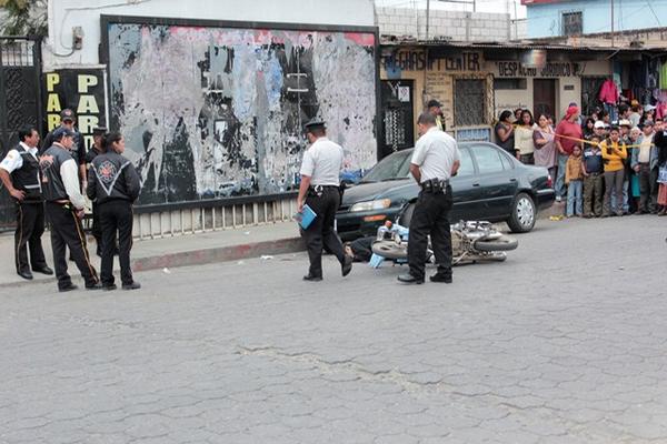 Bomberos Voluntarios, policías y curiosos en la escena donde ocurrió el ataque armado. (Foto Prensa Libre: Víctor Chamalé)<br _mce_bogus="1"/>