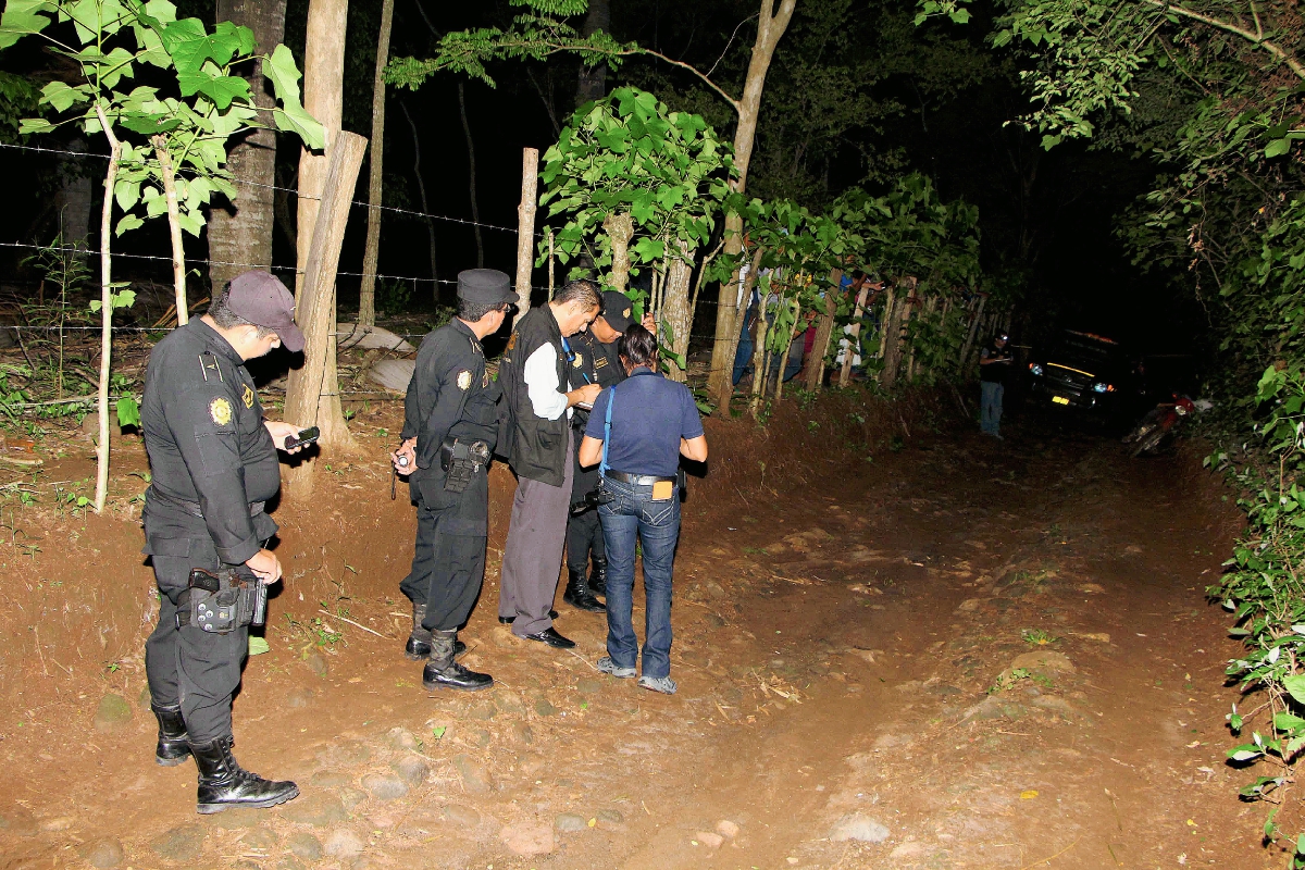 Agentes de la PNC recogen evidencias en un camino de terracería, en la cabecera de Retalhuleu, donde hallaron el cadáver de un hombre: (Foto Prensa Libre: Rolando Miranda)