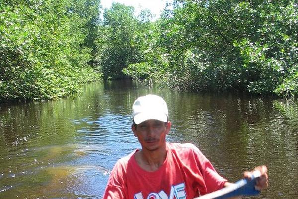 Lanchero en Estero Lagarto, en Punta de Manabique, Izabal. (Foto Prensa Libre: Alfredo Vicente)