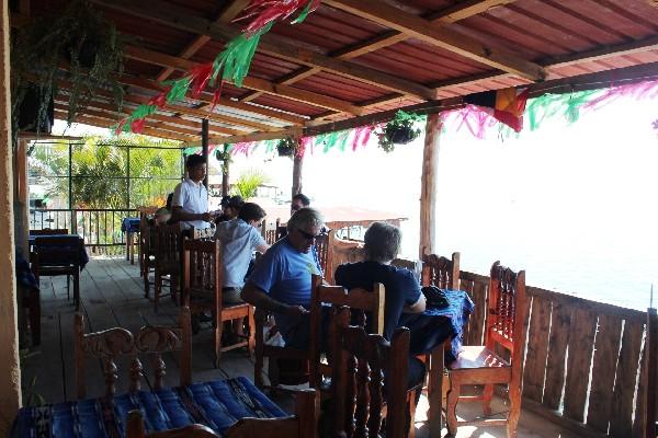 Restaurante junto al lago, en Panajachel.