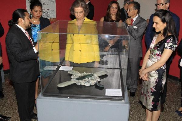 La reina recorre el Museo de Arqueología, zona 13.