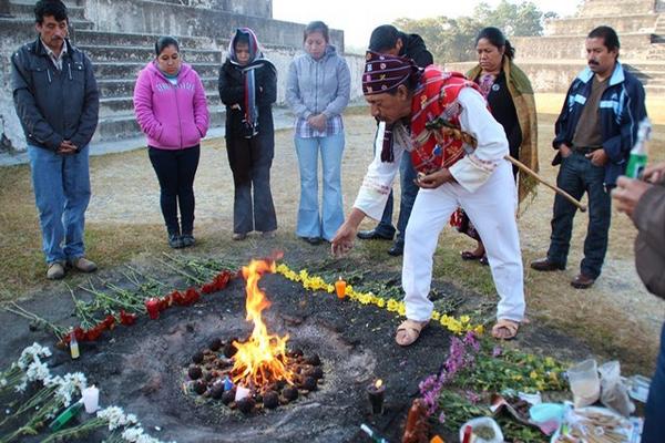 Guía espiritual efectúa ceremonia en el sitio arqueológico Zaculeu, en Huehuetenango, para recibir nuevo año maya. (Foto Prensa Libre: Mike Castillo) <br _mce_bogus="1"/>