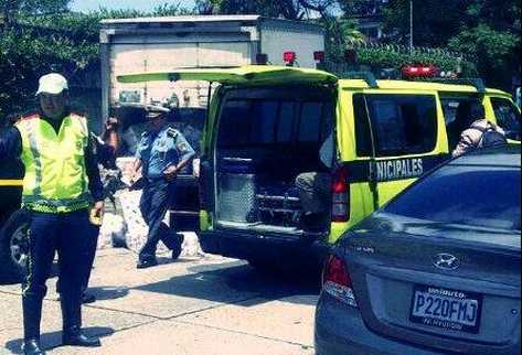 Colisión de camión genera congestionamiento vehicular. (Foto Prensa Libre: PMT)