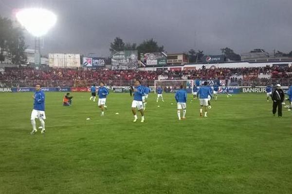 Así lucía el estadio Mario Camposeco al momento en que Xelajú MC y Comunicaciones realizaban el calentamiento previo al juego. (Foto Prensa Libre: Norvin Mendoza)