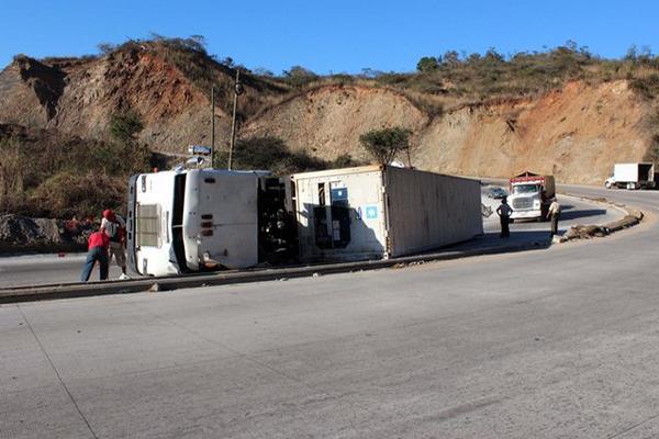 Un tráiler cargado con 35 mil kilos de madera volcó en el kilómetro 35 en jurisdicción de El Progreso. El conductor salió ileso y tampoco hubo otros implicados. (Foto Prensa Libre: Hugo Oliva)<br _mce_bogus="1"/>