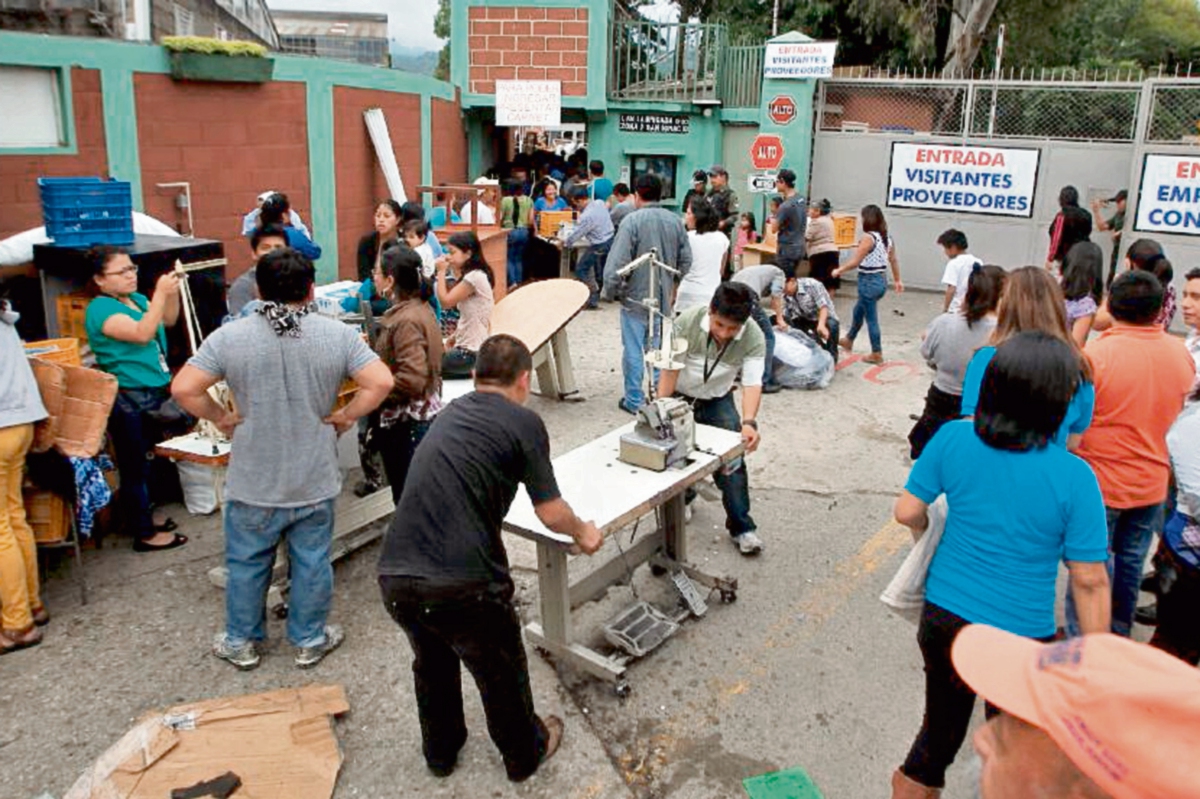 Trabajadores de la empresa se llevaron todo lo que pudieron para compensar el pago de sus prestaciones laborales.