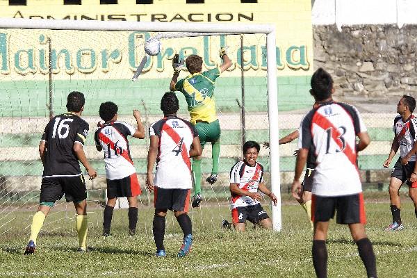 El portero de Amatitlán, Kevin Moscoso, no puede detener el primer gol de Petapa, obra de  Rolmán Sandoval. (Foto Prensa Libre: Jesús Cuque)