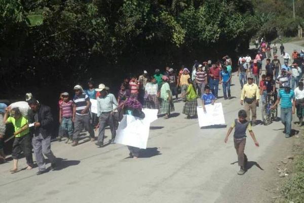 Pobladores de San Critóbal Verapaz obligan caminar a cuatro presuntos ladrones hasta la subestación de la Policía Nacional Civil. (Foto Prensa Libre: Eduardo Sam)<br _mce_bogus="1"/>