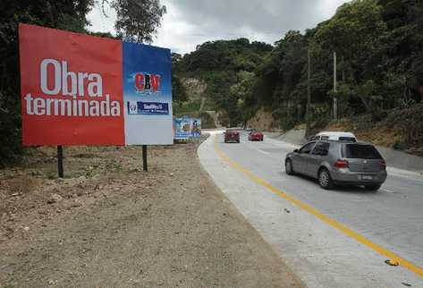 VALLAS CON publicidad del Gobierno se observan durante el recorrido.