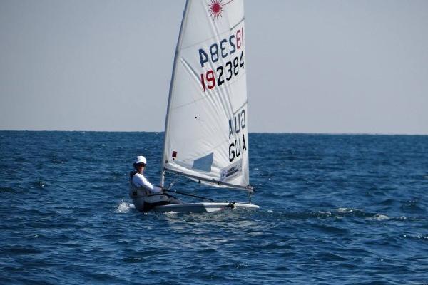 Juan Ignacio Maegli navega con el número 192384 en su velero, con el cual compite  en el Mundial de Láser, que se realiza en Omán. (Foto Prensa Libre: cortesía Juan Ignacio Maegli)