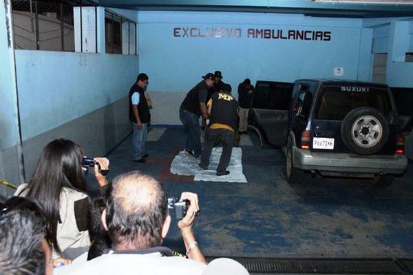 Joven murió en estacionamiento de ambulancias del hospital de Jalapa. (Foto Prensa Libre: Hugo Oliva)<br _mce_bogus="1"/>