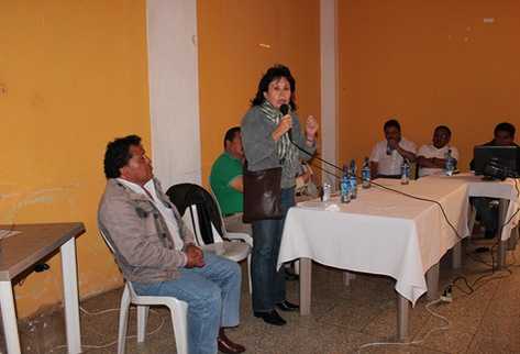 Sandra Torres habla con miembros de la UNE en San Pedro Sacatepéquez, San Marcos. (Aroldo Marroquín)