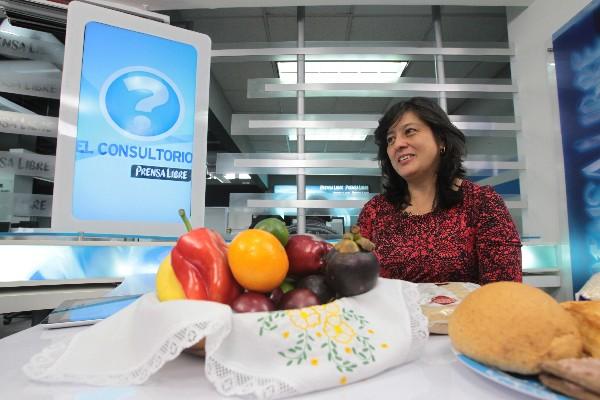 palmira de  Cohn recomienda tener una dieta alta en frutas y verduras, y poca grasa. (Foto Prensa Libre: ÁNGEL ELÍAS)